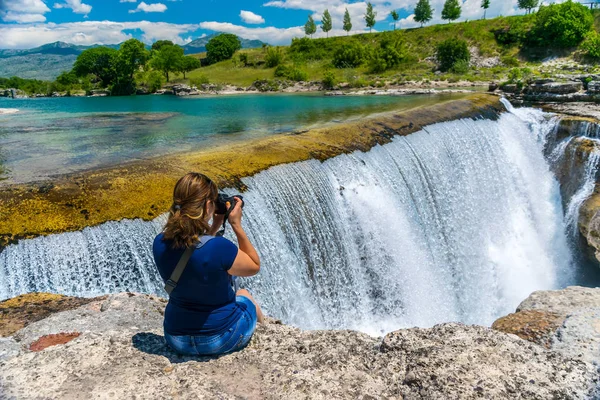 kız fotoğrafçı Niagara Falls Karadağ'ın fotoğraflarını çekiyor.