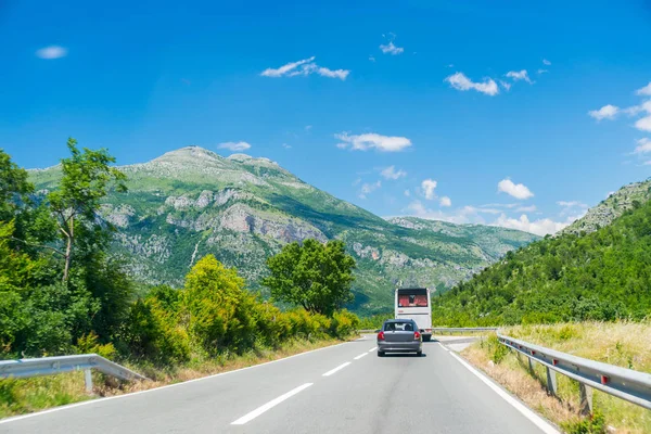 Turyści Okolicy Czarnogóra Wynajętym Samochodem Lub Autobusem — Zdjęcie stockowe