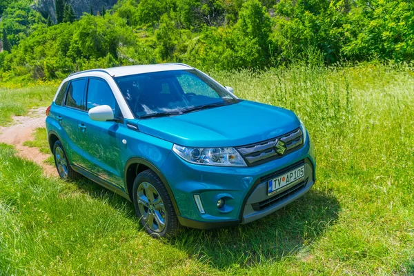 Karadağ, Prokletije dağlar - 29 Mayıs 2017: Suzuki Vitara ikinci el araba turist gezisi karla kaplı dağlara gitti.