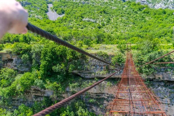 Uzun aşırı süspansiyon demir köprü nehir Moraca, Karadağ üzerinden.