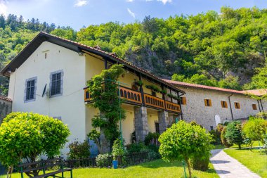 Manastır Moraca, Karadağ pitoresk avlu.