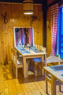 Karadağ, Plav - 28 Mayıs 2017: Restoran, Ortaçağ tarzında iç turist ziyaret