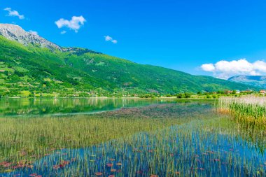 dağlar arasında Vadisi'ndeki pitoresk dağ Gölü