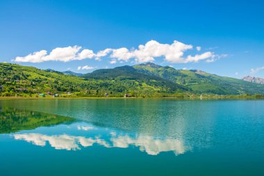 dağlar arasında Vadisi'ndeki pitoresk dağ Gölü