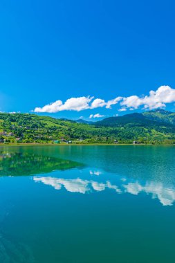 dağlar arasında Vadisi'ndeki pitoresk dağ Gölü