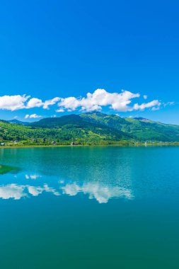 dağlar arasında Vadisi'ndeki pitoresk dağ Gölü