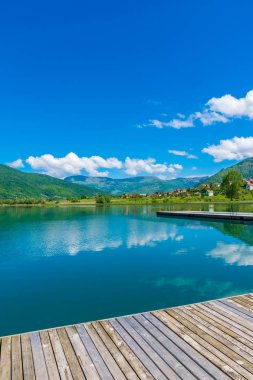 dağlar arasında Vadisi'ndeki pitoresk dağ Gölü