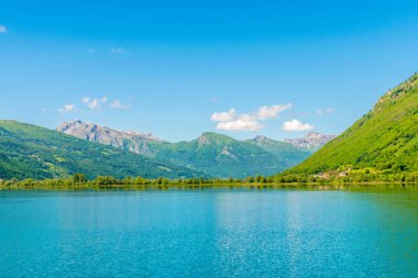 dağlar arasında Vadisi'ndeki pitoresk dağ Gölü