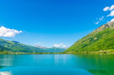 dağlar arasında Vadisi'ndeki pitoresk dağ Gölü