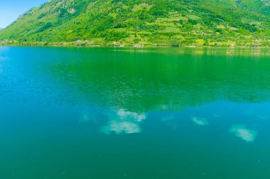 dağlar arasında Vadisi'ndeki pitoresk dağ Gölü