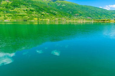 dağlar arasında Vadisi'ndeki pitoresk dağ Gölü