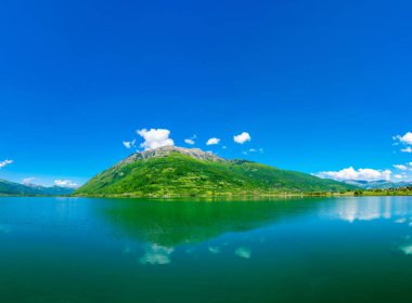 dağlar arasında Vadisi'ndeki pitoresk dağ Gölü