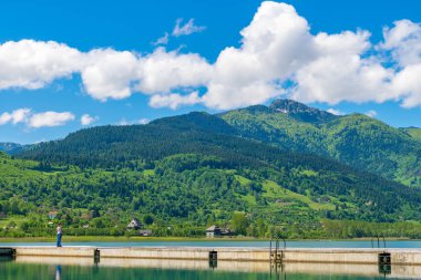 Dağ Gölü üzerinde yürüyen Genç Sevimli kız fotoğrafçı.