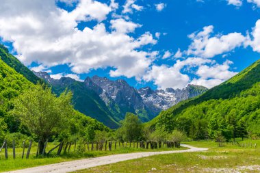 Pitoresk karlı zirveleri yüksek dağların panoramik manzaralı