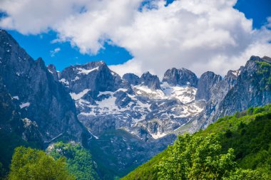 Pitoresk karlı zirveleri yüksek dağların panoramik manzaralı