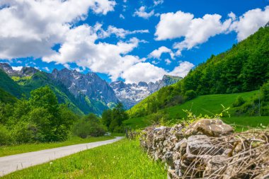 Pitoresk karlı zirveleri yüksek dağların panoramik manzaralı