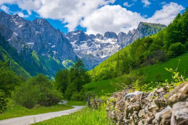 Pitoresk karlı zirveleri yüksek dağların panoramik manzaralı