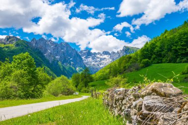 Pitoresk karlı zirveleri yüksek dağların panoramik manzaralı