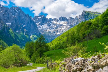 Pitoresk karlı zirveleri yüksek dağların panoramik manzaralı