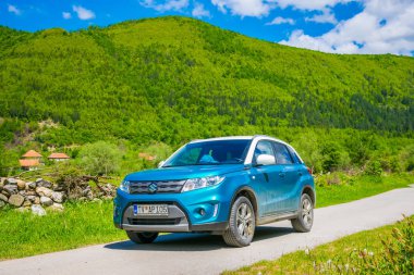 Karadağ, Prokletije dağlar - 29 Mayıs 2017: Suzuki Vitara ikinci el araba turist gezisi karla kaplı dağlara gitti.