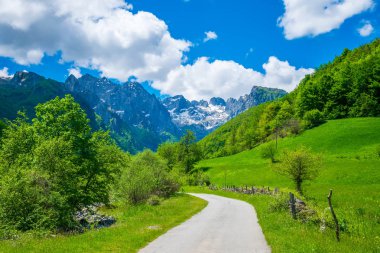 Pitoresk karlı zirveleri yüksek dağların panoramik manzaralı