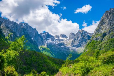 Pitoresk karlı zirveleri yüksek dağların panoramik manzaralı