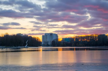 Doğal Svisloch nehir Minsk'te görünümünde kış manzarası 