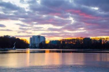 Doğal Svisloch nehir Minsk'te görünümünde kış manzarası 