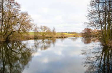 Doğal Svisloch nehir Minsk'te görünümünde kış manzarası 