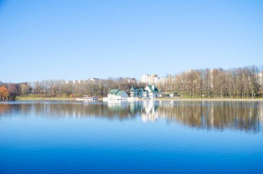 Doğal Svisloch nehir Minsk'te görünümünde kış manzarası 