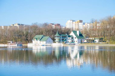 Doğal Svisloch nehir Minsk'te görünümünde kış manzarası 