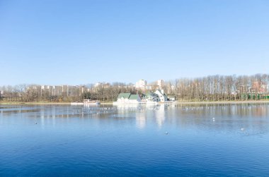 Doğal Svisloch nehir Minsk'te görünümünde kış manzarası 