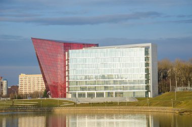 Belarus, Minsk - 29 Mart 2016: Kentsel İnşaat Mühendisliği şirket çok mağaza Binaları İnşaatı tamamlanan