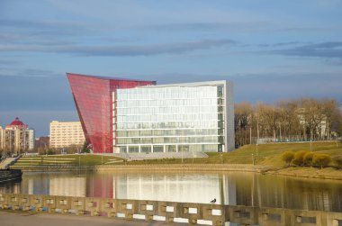 Belarus, Minsk - 29 Mart 2016: Kentsel İnşaat Mühendisliği şirket çok mağaza Binaları İnşaatı tamamlanan