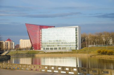 Belarus, Minsk - 29 Mart 2016: Kentsel İnşaat Mühendisliği şirket çok mağaza Binaları İnşaatı tamamlanan