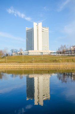 Belarus, Minsk - 29 Mart 2016: Kentsel İnşaat Mühendisliği şirket çok mağaza Binaları İnşaatı tamamlanan