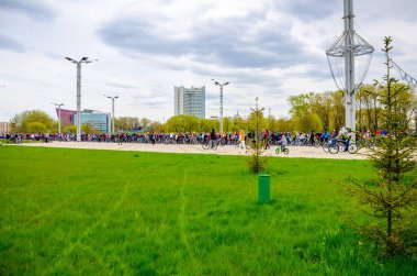Belarus, Minsk - 30 Nisan 2016: Minsk merkezi sokaklarında yıllık bisiklet karnaval barındırılan 