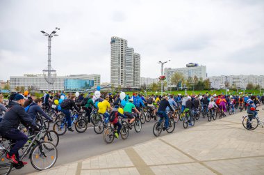 Belarus, Minsk - 30 Nisan 2016: Minsk merkezi sokaklarında yıllık bisiklet karnaval barındırılan 