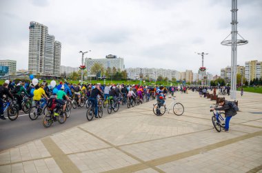 Belarus, Minsk - 30 Nisan 2016: Minsk merkezi sokaklarında yıllık bisiklet karnaval barındırılan 