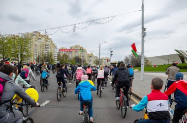 Belarus, Minsk - 30 Nisan 2016: Minsk merkezi sokaklarında yıllık bisiklet karnaval barındırılan 