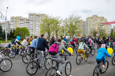 Belarus, Minsk - 30 Nisan 2016: Minsk merkezi sokaklarında yıllık bisiklet karnaval barındırılan 