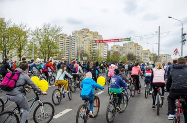 Belarus, Minsk - 30 Nisan 2016: Minsk merkezi sokaklarında yıllık bisiklet karnaval barındırılan 