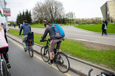 Belarus, Minsk - 30 Nisan 2016: Minsk merkezi sokaklarında yıllık bisiklet karnaval barındırılan 