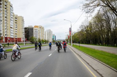 Belarus, Minsk - 30 Nisan 2016: Minsk merkezi sokaklarında yıllık bisiklet karnaval barındırılan 