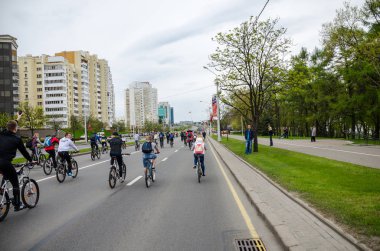Belarus, Minsk - 30 Nisan 2016: Minsk merkezi sokaklarında yıllık bisiklet karnaval barındırılan 
