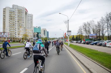 Belarus, Minsk - 30 Nisan 2016: Minsk merkezi sokaklarında yıllık bisiklet karnaval barındırılan 