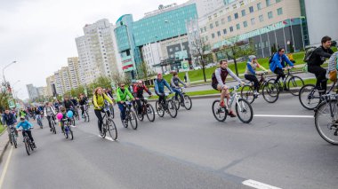 Belarus, Minsk - 30 Nisan 2016: Minsk merkezi sokaklarında yıllık bisiklet karnaval barındırılan 