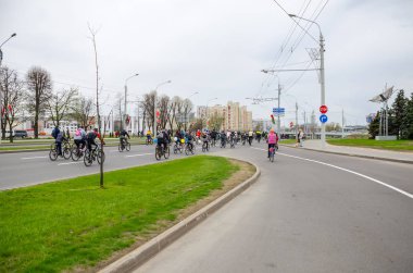 Belarus, Minsk - 30 Nisan 2016: Minsk merkezi sokaklarında yıllık bisiklet karnaval barındırılan 