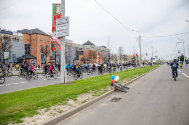 Belarus, Minsk - 30 Nisan 2016: Minsk merkezi sokaklarında yıllık bisiklet karnaval barındırılan 
