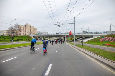 Belarus, Minsk - 30 Nisan 2016: Minsk merkezi sokaklarında yıllık bisiklet karnaval barındırılan 